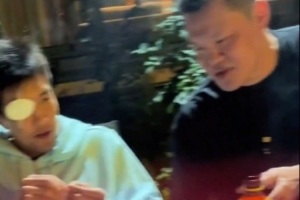 👀看起来恢复得不错！朱芳雨与郭艾伦一起吃烧烤