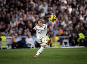 记者：米兰向莫德里奇提供1+1合同，年薪约350万欧+奖金