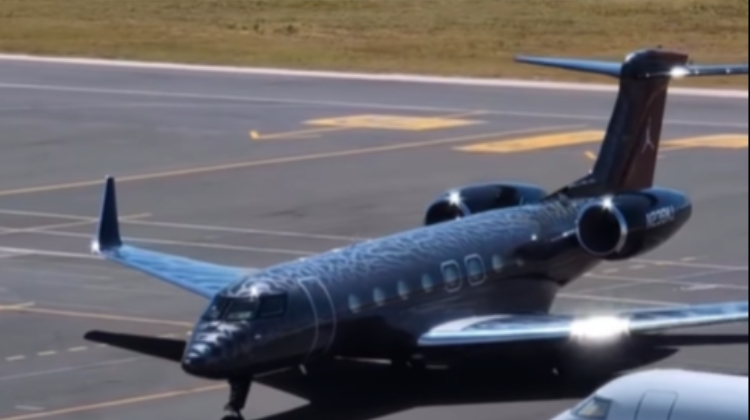 感受下神的气场！乔丹6100万私人飞机湾流G-IV落地 机身布满爆裂纹