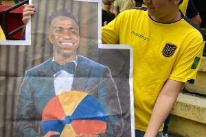 叕遭嘲讽！厄瓜多尔球迷调侃维尼修斯拿金球：给其P上捧着沙滩球