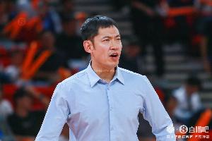 来回就这么几个教练 媒体人调侃：哥几个到哪上班也没啥区别😂