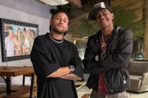 月薪2747万RMB生活！内马尔假期吃喝玩乐、和女友甜蜜跳舞打扑克