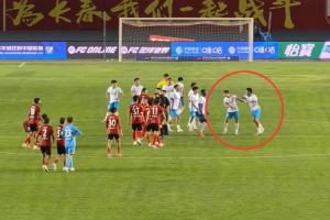 情绪失控！张呈栋赛后手指裁判理论，队友阻扰后遭张呈栋掌掴