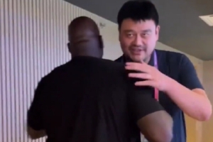 奥胖晒视频：我身高不是2米16？为啥在姚明身边还小鸟依人？