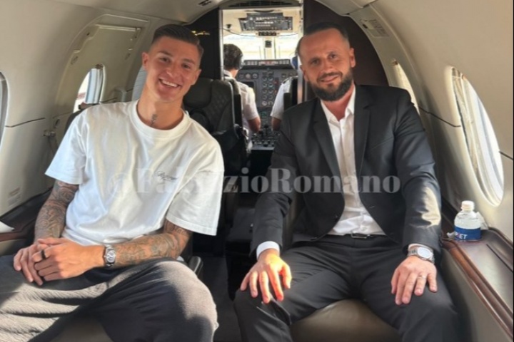 来了！罗马诺独家照片：塞斯科与经纪人乘飞机前往曼彻斯特