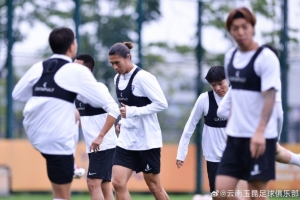 今天下午，云南玉昆全队来到训练场地进行了赛前官方训练