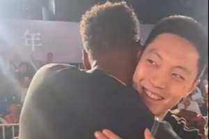 威姆斯拥抱胡明轩：你好久不给我发信息了 你小子翅膀硬了