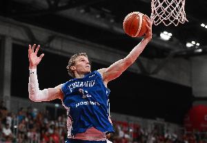 在爵士憋成啥了！马尔卡宁半场10中4&8罚7中 砍下16分4板2助1断