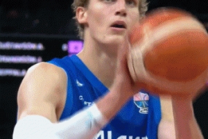 喝大了？球迷干扰马卡罚球成功后 踉跄撞向了场边的女工作人员