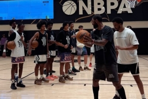 恢复进展顺利！欧文在训练营并亲自指导小学员 还进行了投篮训练