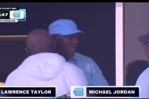 迈克尔-乔丹参加贝利奇克作为母校北卡大学橄榄球主教练的首秀