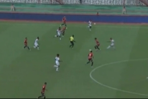 马尔穆什在一次抢球中不慎膝盖受伤，随后被替换下场