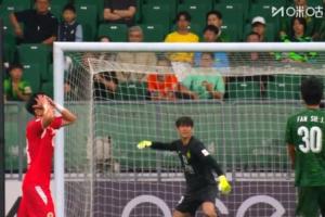 非常不满！河内无人防守远射攻门，国安20岁门将努尔艾力愤怒挥拳