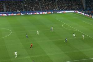 有球迷冲场！安保人员进入场地内，巴黎比赛短暂中止后恢复