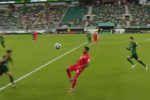 国安冲突导火索：何宇鹏遭危险爆头→滚回场内→越南球员上手推搡