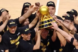 荣耀瞬间！香港金牛3-1战胜长沙勇胜 球队捧杯庆祝夺冠