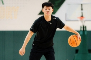 厉兵秣马！赵维伦晒多张训练照 背景旧金山大学配色清晰可见