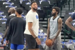 美媒晒浓眉照：他身材明显发福😭 看来问题真的出在达拉斯