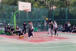 有球迷晒打球被KD球迷故意撞伤视频配文：报警会处理？能否有赔