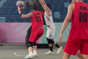 经典自投自抢！王哲林三人篮球疯狂刷板补到进为止🤣🤣🤣