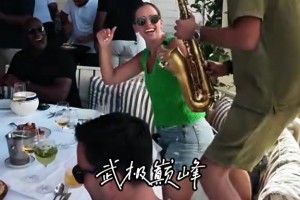 🤩萨克斯艺人在乔老板面前小露一手!
