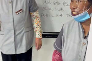 国内著名曼联女球迷“酒壮实”的婚礼，现场放起了曼联队歌