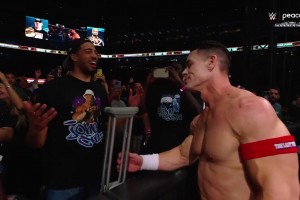 在WWE也能助攻🤣约翰-塞纳顺走哈利拐杖，痛击对手拐都打弯