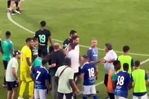 🤛贝蒂斯与科莫友谊赛火爆群殴！你一拳我一拳，上演功夫足球！