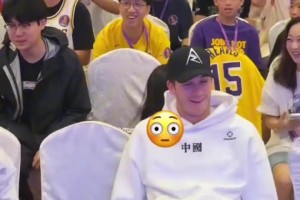 后面小姐姐想偷偷和里夫斯合影，把小里弄脸红了