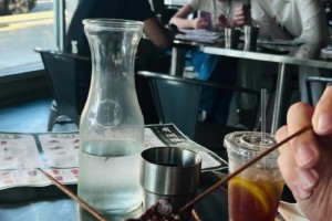 爱情的力量！球迷此前在餐厅拍到杨瀚森与女友约会，两人相当甜蜜！