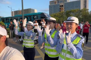 苏超小球童爆笑原地石化！网友：六万人场中央，眼睛看不过来😂