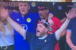 就是这么巧！看台男球迷摸女子胸部被镜头刚好拍到😅