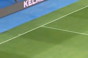 欧冠女主持这也太敢穿了吧~难怪总说国外女子性感大方😍