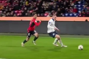 俄超真的能动手别动嘴啊！一个摔的干脆，一个爬的利索